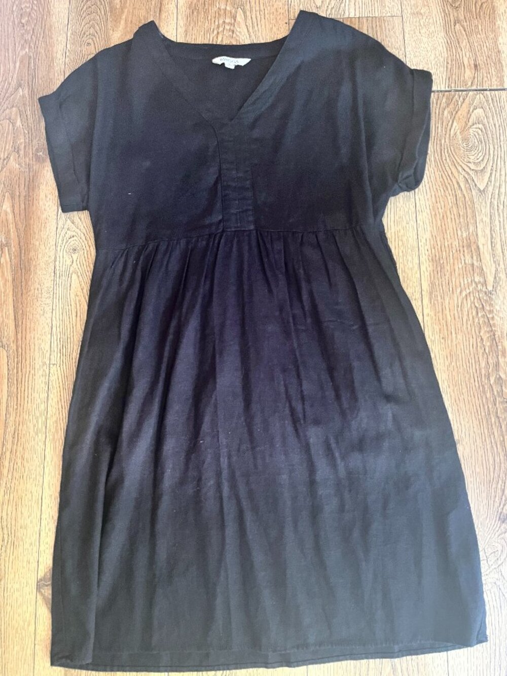 Briggs Medium linen  dress, v-neck, black, with pockets